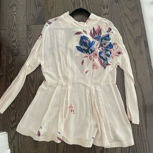 NWOT FREE PEOPLE TUNIC TOP WITH OPEN BACK! Size Medium